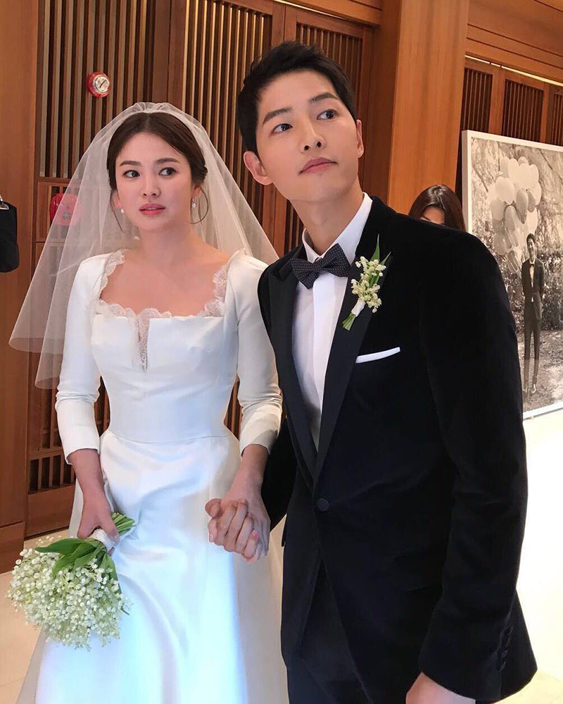 Lộ loạt ảnh Song Joong Ki và Song Hye Kyo về nước sau tuần trăng mật, nhưng sao xa cách thế này? Lộ loạt ảnh Song Joong Ki và Song Hye Kyo về nước sau tuần trăng mật, nhưng sao xa cách thế này?